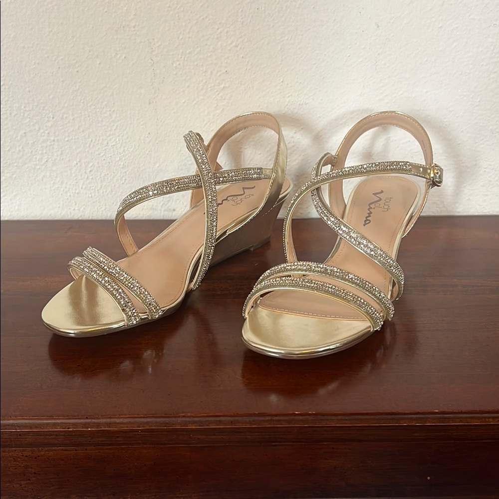 Touch of Nina Gold Wedge Sparkly Sandal Shoe Elegant 8.5 NWT